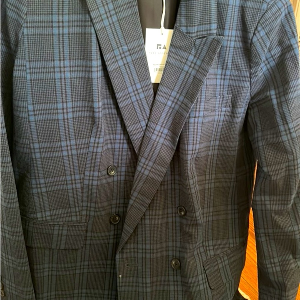 Brand new with tags, free assembly women’s boyfriend blazer. Very chic.